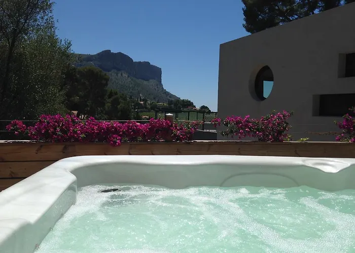 By Cassis Chambre Privee Dans Maison Familiale